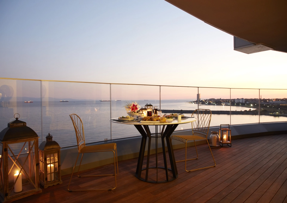 Luxury apartment with direct view of the Marmara Sea in Bakirkoy - Image 3